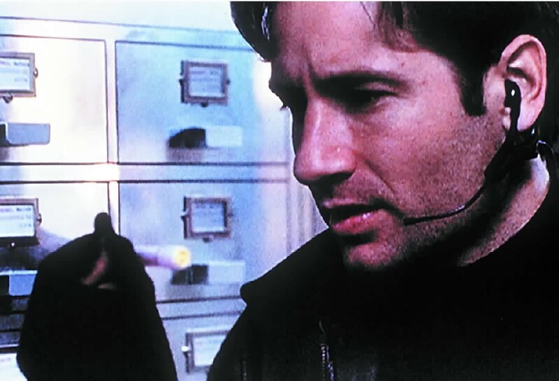 Mulder (David Duchovny) dringt in das Lombard-Forschungsinstitut ein, um wichtige Informationen über die Strahlungsbehandlung, die bei mehreren Frauen angewandt wurde, zu erhalten. – Bild: ORF (FS1/​FS2)
