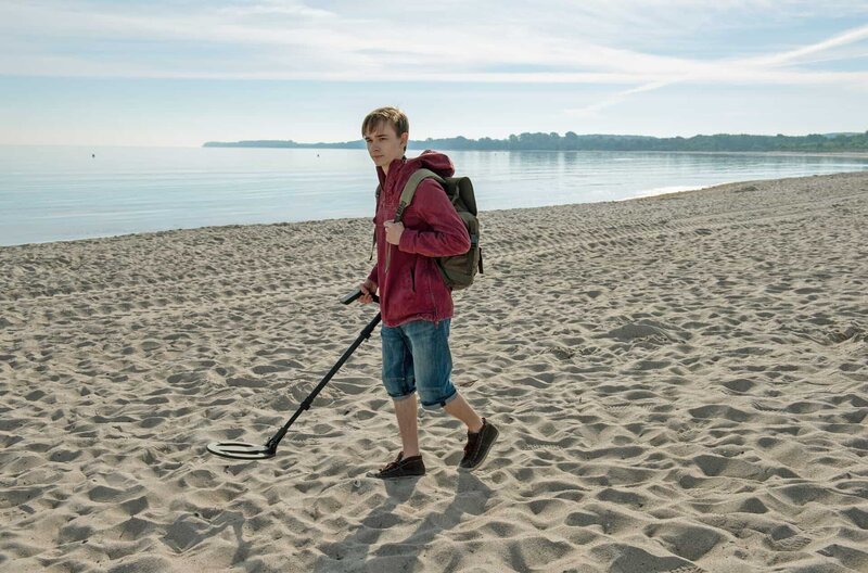 Bei der Schatzsuche am Strand fühlt sich Lasse Möller (Niklas Post) seinem Vater nahe. – Bild: ARD/​Thorsen Jander