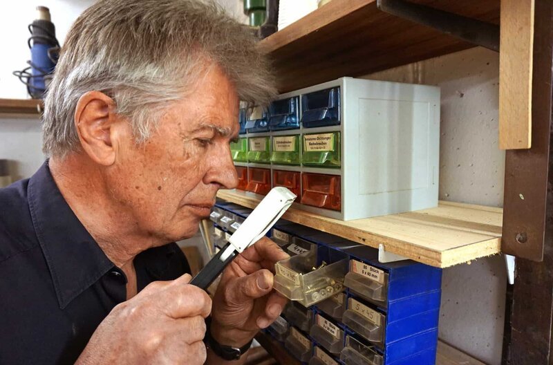 Peter Schroeder droht sein Augenlicht zu verlieren. Er ist von der Netzhauterkrankung Makuladegeneration betroffen, wie rund sieben Millionen Deutsche. – Bild: SWR/ Kathi Liesenfeld Peter Schroeder droht sein Augenlicht zu verlieren. Er ist von der Netzhauterkrankung Makuladegeneration betroffen, wie rund sieben Millionen Deutsche. – Bild: SWR/ Kathi Liesenfeld