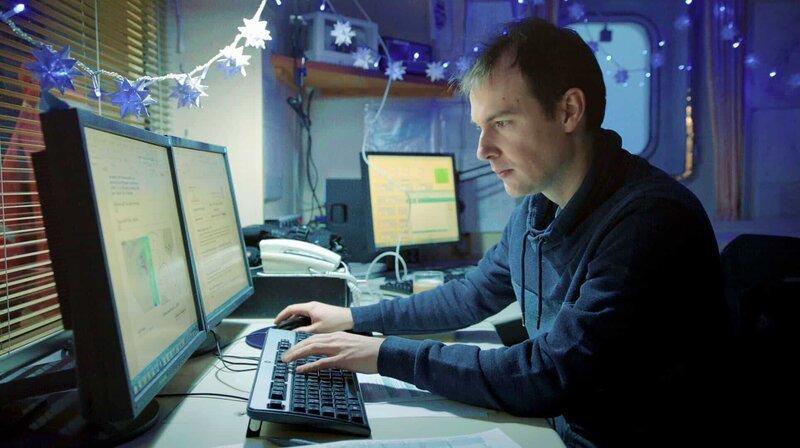 Der Meteorologe Robert Hausen auf der Bordwetterwarte der Polarstern. – Bild: HR/​UFA Show & Factual/​AWI