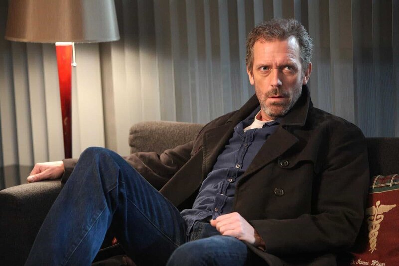 House (Hugh Laurie) muss die schockierende Nachricht verkraften, dass sein Freund Wilson an Krebs erkrankt ist. – Bild: PLURIMEDIA (NBC Universal, Inc.)