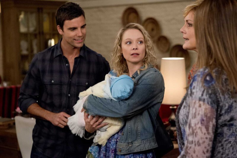 V.l.: Tommy Rizzoli (Colin Egglesfield) und Lydia Sparks (Alexandra Holden) freuen sich über ihr gemeinsames Baby. Auch ‚Oma‘ Rene Sparks (Beverly Leech) ist begeistert. – Bild: Turner /​ TM & © TURNER ENTERTAINMENT NETWORKS, INC. A TIME WARNER COMPANY. ALL RIGHTS RESERVED.