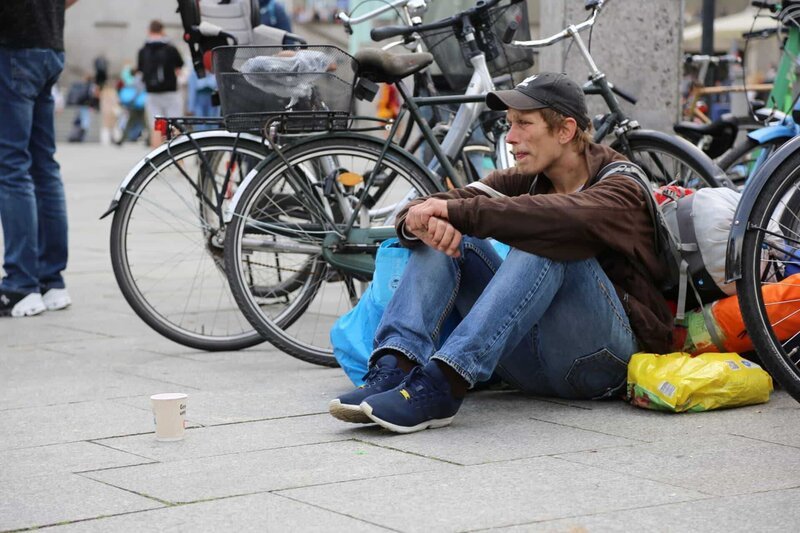 Ein junger Obdachloser bettelt am Kölner Hauptbahnhof. – Bild: ZDF und Sören Folkens.