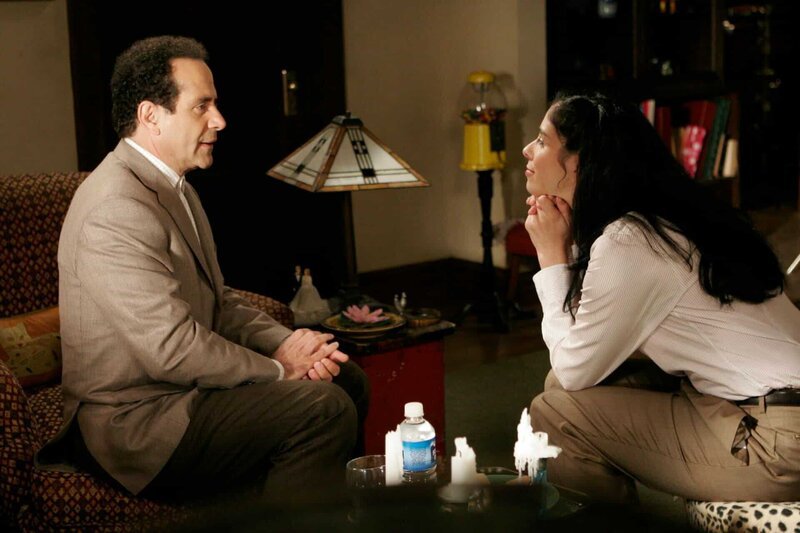 Tony Shalhoub (Adrian Monk), Sarah Silverman (Marci Maven). – Bild: Turner /​ Courtesy of NBC Universal
