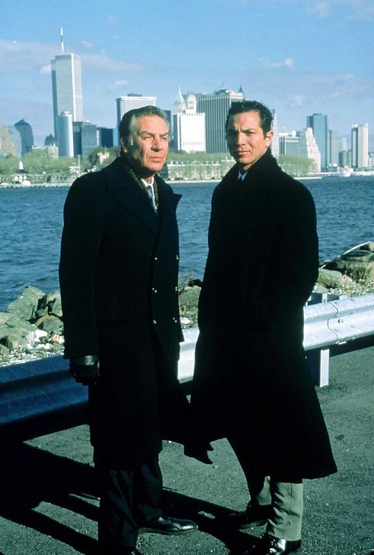 Briscoe (Jerry Orbach, li.) und Curtis (Benjamin Bratt) – Bild: 13th Street