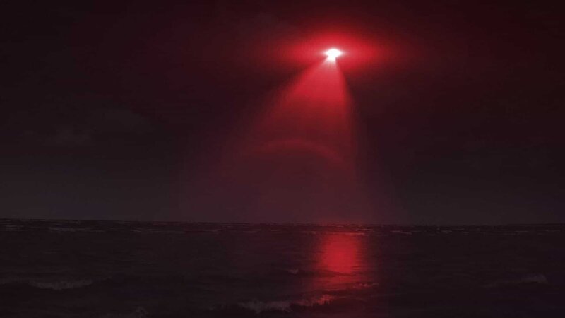 Ein helles rotes Licht erscheint über der Küste von Colares in Brasilien. – Bild: FOX Networks /​ Pioneer Productions /​ National Geographic Channels