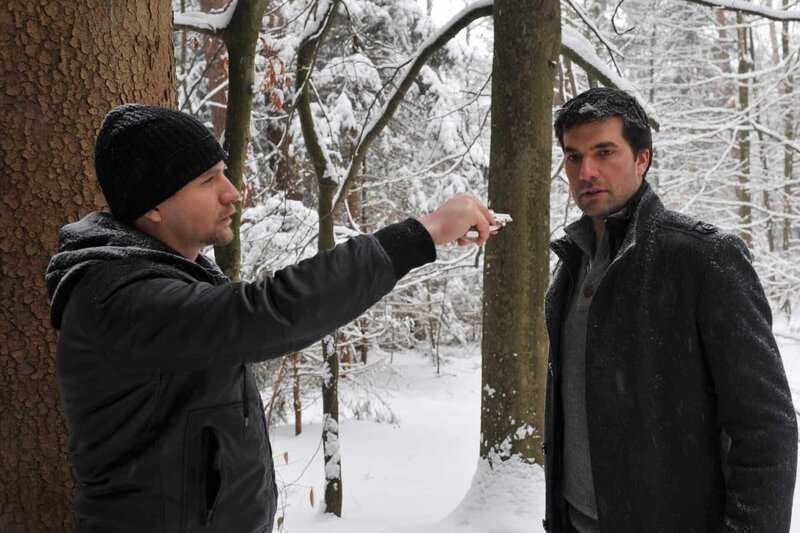 Javier (Peter Nitzsche, l.); Konstantin (Moritz Tittel, r.) – Bild: Dieses Bild darf ausschließlich nach Maßgabe der Allgemeinen Geschäftsbedingungen für die Presselounges der Sender der ProSiebenSat.1 Media SE (AGB) genutzt werden. Die in den AGB festgesetzten Rechteeinschränkungen sind unbedingt  …