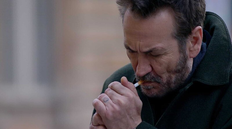Vice-Questore Rocco Schiavone (Mario Giallini) mit der unvermeidlichen Zigarette … – Bild: ARD Degeto