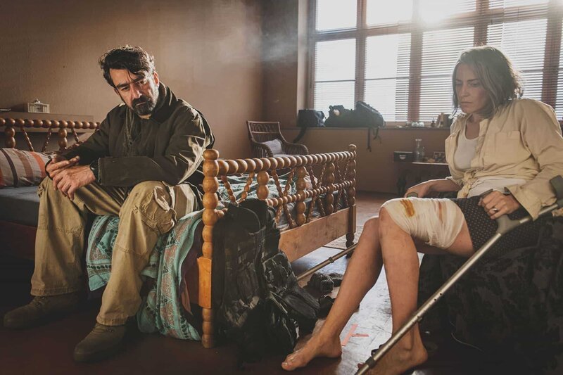 Die verletzte Fotojournalistin Anja Niedringhaus (Antje Traue) und ihr spanischer Kollege Sergio (Michele Cuciuffo) sitzen im Hotelzimmer in Kabul. – Bild: ZDF und Ishka Michocka.