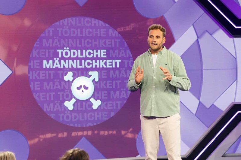 Leon Windscheid moderiert in der Elternzeitvertretung die Folge „Tödliche Männlichkeit“ – Bild: ZDF und Ben Knabe.