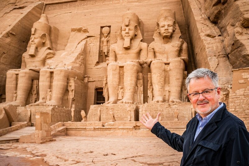 Berühmt ist der Große Tempel von Ramses II. wegen seiner zwanzig Meter hohen Kolossalstatuen. – Bild: Andreas Steffan /​ ZDF und Andreas Steffan /​ zdf /​ © History /​ ZDF und Andreas Steffan.