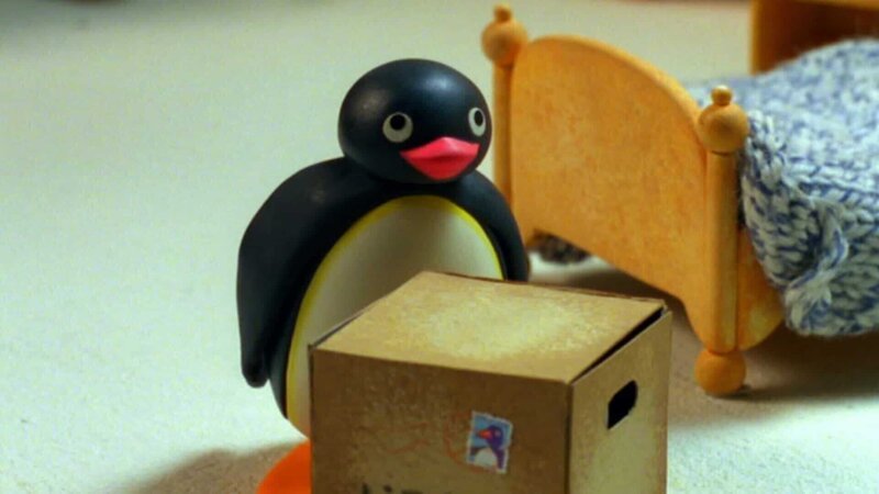 Guetnachtgschichtli Pingu Staffel 6 Folge 7 Pingu – Das Paket Pingu mit dem Paket. Copyright: SRF/​Joker Inc., d.b.a., The Pygos Group – Bild: SRF/​Joker Inc.
