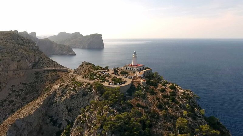Der nördlichste Punkt von Mallorca: Das Cap Formentor nennen die Einheimischen auch „Treffpunkt der Winde“. – Bild: ZDF und NDR/​nonfictionplanet/​Johannes Rudolph.