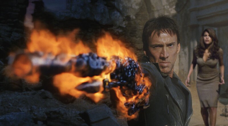 Um seine Jugendliebe (Eva Mendes, r.) und seine Seele zurückerobern zu können, geht der Ghost Rider (Nicolas Cage, l.) über Leichen … – Bild: © 2007 CPT Holdings, Inc. (Sony Pictures Television International)