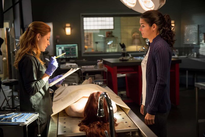 Maura Isles (Sasha Alexander, l.), Jane Rizzoli (Angie Harmon) – Bild: Turner /​ TM & (C)TURNER ENTERTAINMENT NETWORKS, INC. A TIME WARNER COMPANY. ALL RIGHTS RESERVED.