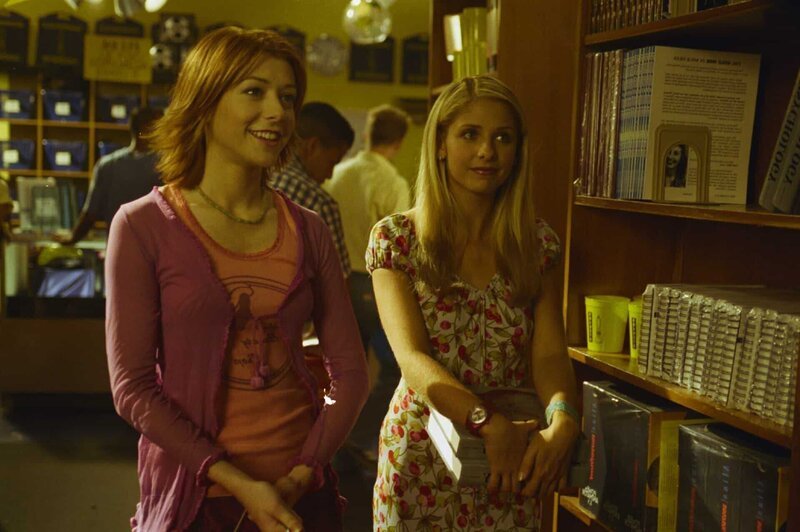 L-R: Willow (Alyson Hannigan), Buffy Summers (Sarah Michelle Gellar) – Bild: RTL Passion