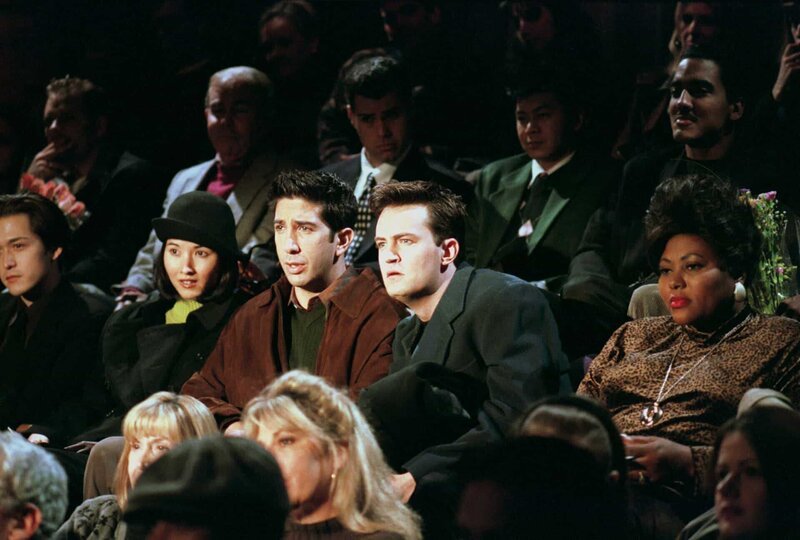 Ross Geller (David Schwimmer, l.); Chandler Bing (Matthew Perry, r.) – Bild: Warner Bros Entertainment Inc. All rights reserved. Lizenzbild frei