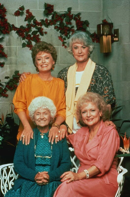 Die vier goldenen Mädels: Dorothy (Bea Arthur, v.l.), Rose (Betty White, h.r.), Blanche (Rue McClanahan, h.l.) und Sophia (Estelle Getty). – Bild: RTLup