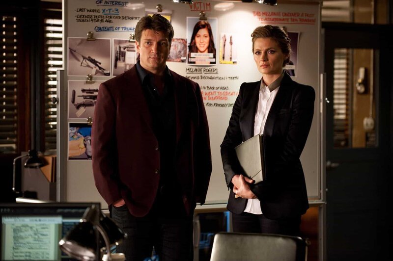Der gewaltsame Tod von Melanie Rogers gibt Castle (Nathan Fillion, l.) und Beckett (Stana Katic, r.) zunächst Rätsel auf … – Bild: Universal TV