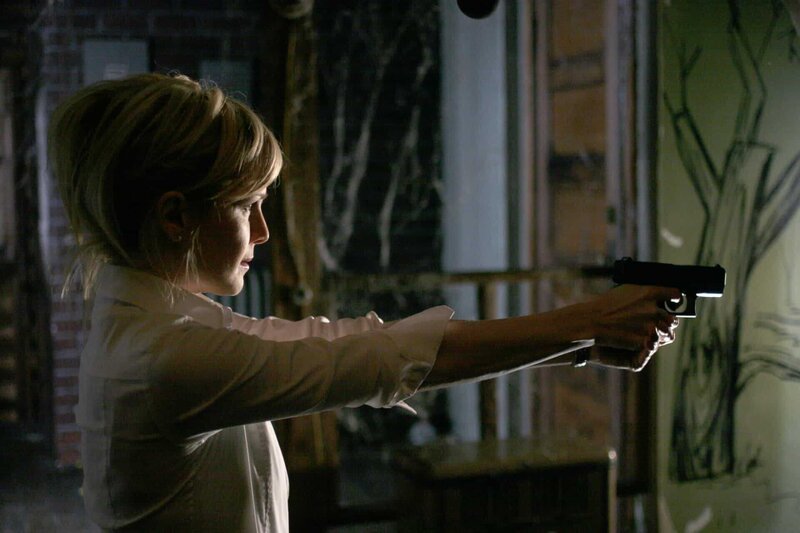 Auf wen hat Det. Lilly Rush (Kathryn Morris) sie Waffe gerichtet? Hat sie den wahren Täter im Visier? – Bild: Warner Bros. Television Lizenzbild frei