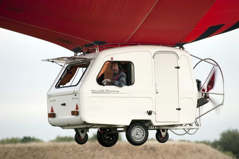James May fährt mit Luftschiff und Campingmobil durch die Lüfte. Wird er den Wettbewerb gegen Richard für sich entscheiden können? – Bild: RTL /​ © BBC Worldwide 2009