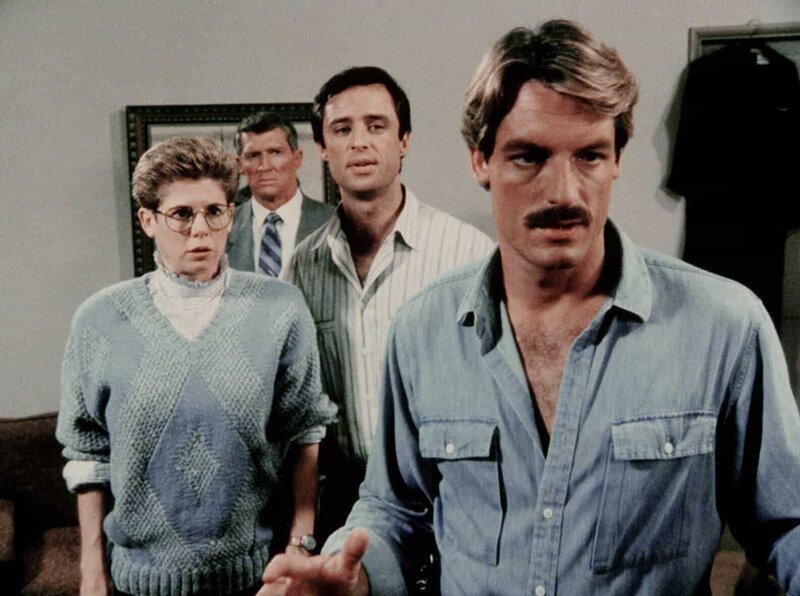 Cody (Perry King, r.), Nick (Joe Penny, 2.v.r.) und Beverly wissen nun mit Sicherheit, daß der Unternehmer Robert Gordon einem Mordkomplott zum Opfer gefallen ist. – Bild: RTL