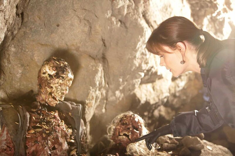 Brennan (Emily Deschanel) untersucht die völlig verwesten Überreste eines Pärchens, die in einer Höhle in einem Nationalpark gefunden wurden. – Bild: Universal TV