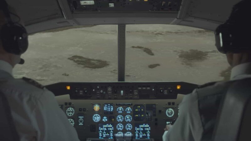 REENACTMENT – Die Piloten von Atlas Air Flug 3591 kämpfen verzweifelt darum, ihr Flugzeug zu bergen, während es auf das sumpfige Wasser der Trinity Bay in der Nähe von Houston, Texas, stürzt. (Cineflix 2022) – Bild: National Geographic