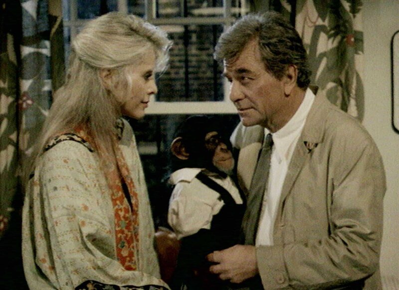 Lt. Columbo (Peter Falk) befragt Trish (Britt Lind), eine Nachbarin des ermordeten Freddy Brower, nach dessen Lebensgewohnheiten. Mit Hilfe des Schimpansen und dessen Fingerabdrücken kommt er dem Mörder auf die Spur. – Bild: TVNOW