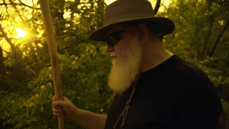 Ein Spaziergang in den Wäldern von Oklahoma mit Rabbi Monte Judah – Bild: HISTORY /​ 4522516 Canada Inc.