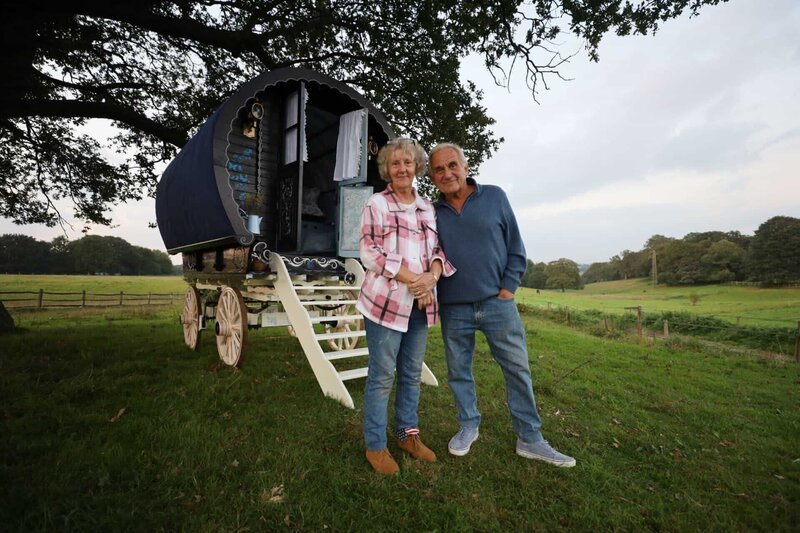 Lynn und Mick vor ihrem Wohnwagen – Bild: RTL /​ ® Plimsoll Productions Ltd