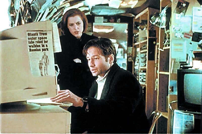 Dana Scully (Gillian Anderson) ist skeptisch, als Fox Mulder (David Duchovny) den Flugzeugabsturz auf eine Begegnung der dritten Art zurückführt. – Bild: ORF (FS1/​FS2)