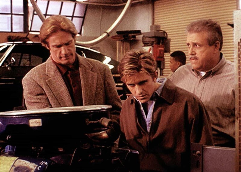 Der Ausbilder Rose (Vic Polizos, r.) zeigt Steve (Barry Van Dyke, M.) und Jesse (Charlie Schlatter, l.) einen Motor, der von einem Lehrling, der des Mordes verdächtigt und gesucht wird, zusammengebaut wurde. – Bild: Viacom Lizenzbild frei
