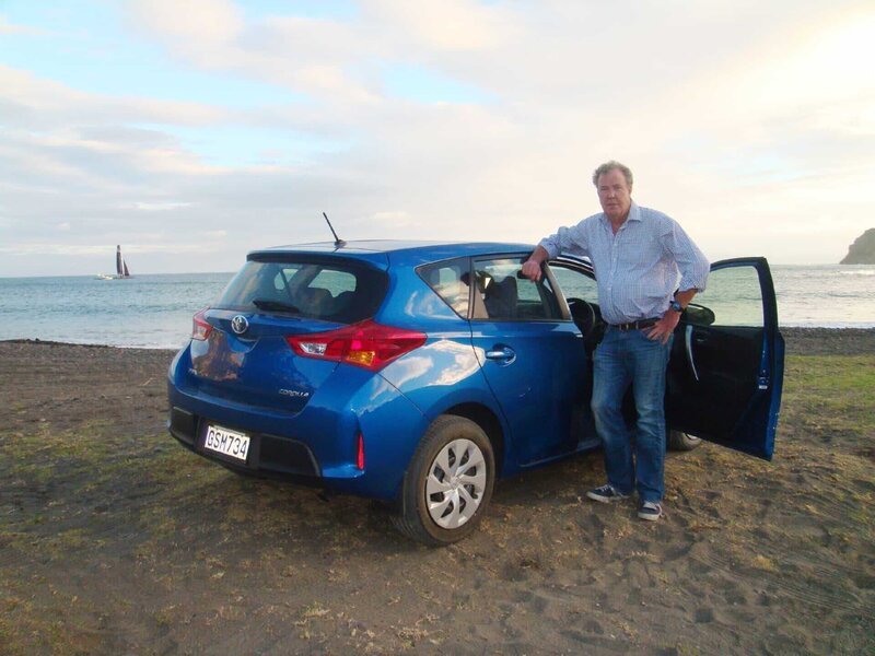 Jeremy Clarkson mit einem Toyota Corolla in Neuseeland. – Bild: RTL /​ © BBC Worldwide 2015