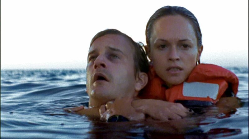 Amy (Susan May Pratt) muß ihren schwer verletzten Mann James (Richard Speight Jr.) über Wasser halten. – Bild: RTL Zwei