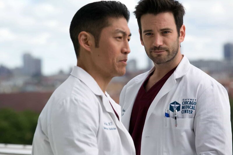 Dr. Ethan Choi (Brian Tee, l.), Dr. Connor Rhodes (Colin Donnell) – Bild: TVNOW /​ NBC Studios