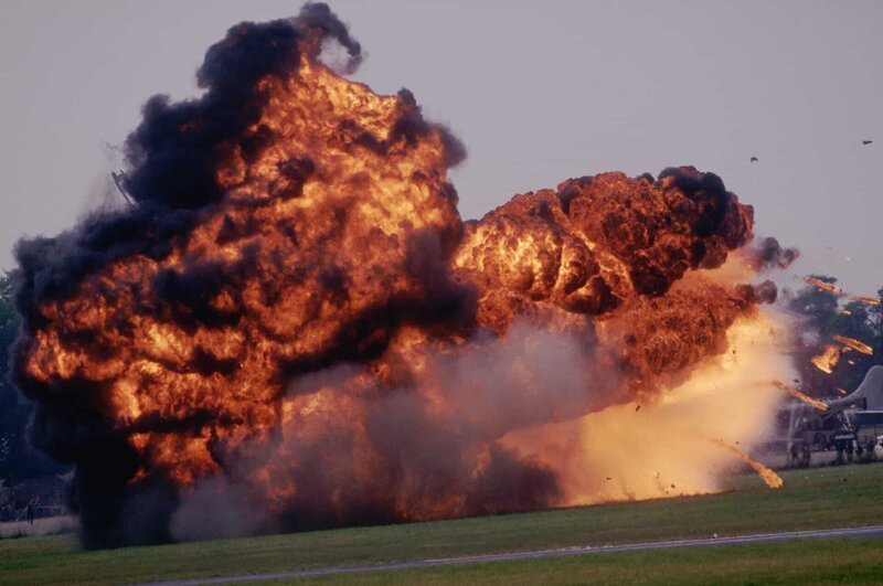 08 Jun 1989, Seine-St.-Denis, France --- A Russian MiG-29 explodes as it crashes at the 1989 Paris Air Show. Though the aircraft is destroyed, the pilot ejected before the crash and is only slightly injured. The air show is an international exhibition of military aircraft taking place at Le Bourget Airport near Paris. --- Image by © Alain Nogues/​CORBIS SYGMA – Bild: Discovery Communications