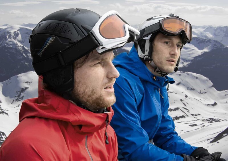 Für die Brüder Isak (David Rott, rechts) und Jonas (Lucas Prisor) sind die Berge Norwegens wie ein zweites Zuhause. – Bild: WDR/​Degeto/​Olaf Raymond Benold