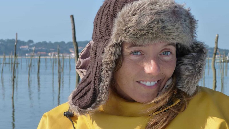 Hoki Olhagaray ist eine ehemalige Fotografin. Heute züchtet sie Austern im Becken von Arcachon. – Bild: Medienkontor /​ François Reinhardt