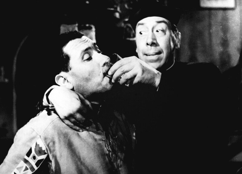 Paolo Stoppa (Faschist), Fernandel (Don Camillo). – Bild: ORF/​Degeto