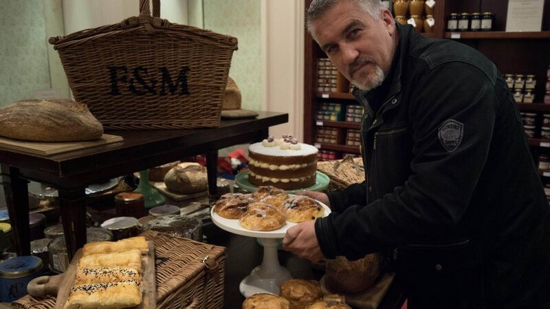 Auf dem wunderschönen Stadtplatz von Amalfi backt Paul seine Version des klassischen Caprese-Kuchens aus dunkler Schokolade. – Bild: RTL/​ (c) Nent Studios UK