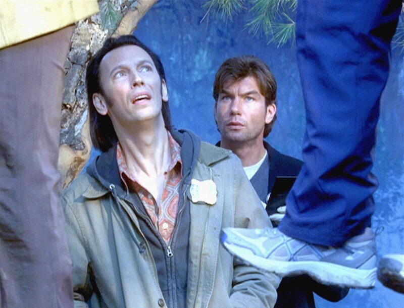 Nigel (Steve Valentine, l.) und Woody (Jerry O’Connell) wurden in den Stadtpark gerufen. Dort sollen sie den Fall von drei erhängten Leichen untersuchen. – Bild: RTL /​ NBC Universal.