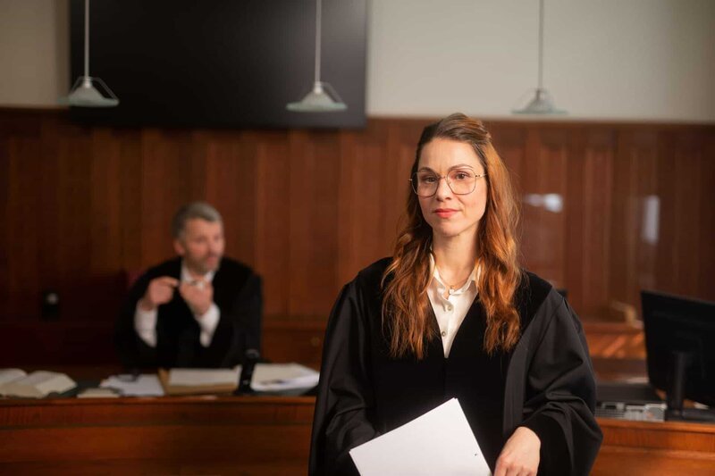 Für die Staatsanwältin (Cornelia Werner) und den Richter (Lars Schmidke) ist Milo bereits ein bekanntes Gesicht. – Bild: ZDF/​Kristian Fanselow