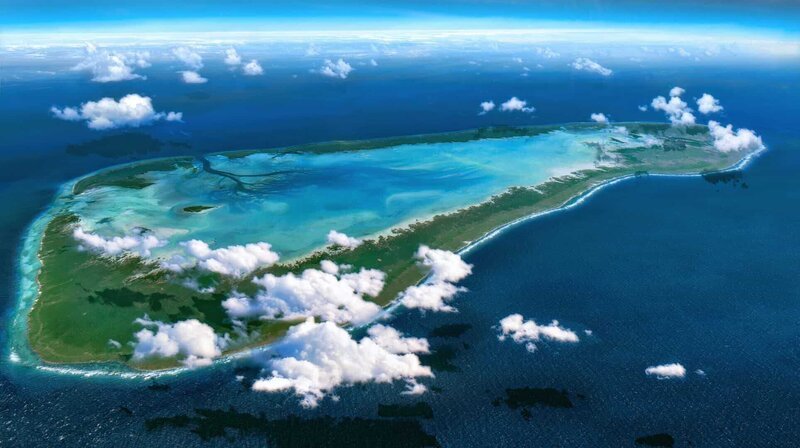 Vor 20 Millionen Jahren war Aldabra eine Insel mit einem Vulkan im Zentrum. Im Laufe der Zeit ist der Vulkan im Meer versunken und hat eine Lagune mit Korallenriff geformt. Der schwindende Inselrest ist heute die Heimat der Aldabra Riesenschildkröte. – Bild: phoenix/​ZDF/​Moonraker/​Silverback F