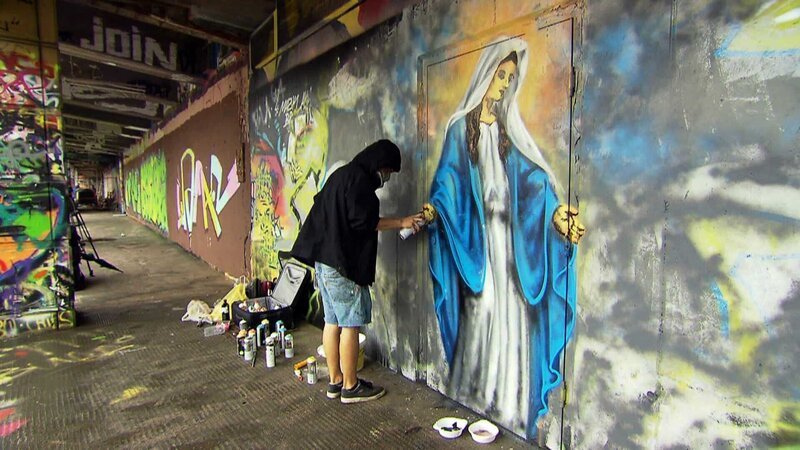 Graffitisprayer mit Madonnenbild. – Bild: ORF/​makido film