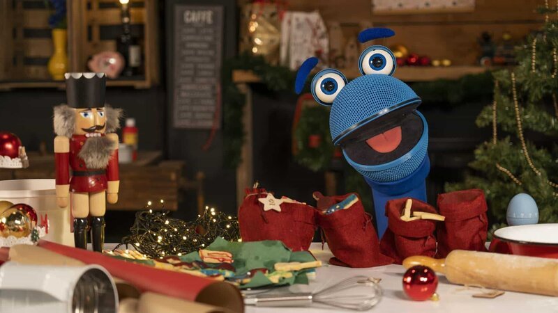 Weihnachten ohne Geschenke ist für das SingDing undenkbar. Deshalb bastelt es einen tollen Adventskalender mit allerlei Überraschungen für Singa – Chaos vorprogrammiert. – Bild: ZDF/​Tim Bornemann