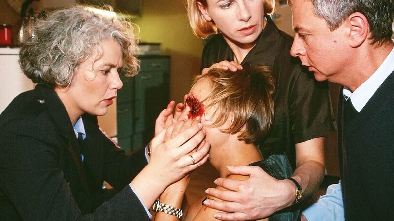 Birgit (Uta Prelle, li.) nimmt die Hände von Monas (Anja Beatrice Kaul) Gesicht und sieht die schwere Verletzung, die Vera ihr zugefügt hat. Die anderen (re. Thomas Engel, re. oben Bettina Kramer) sind schockiert … – Bild: RTL