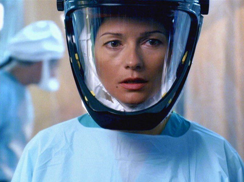 Bei der Autopsie einer Leiche bekommt Jordan (Jill Hennessy) starke Kopfschmerzen und Sehstörungen. Hat sie sich mit einem tödlichen Virus infiziert? – Bild: RTL /​ NBC Universal.