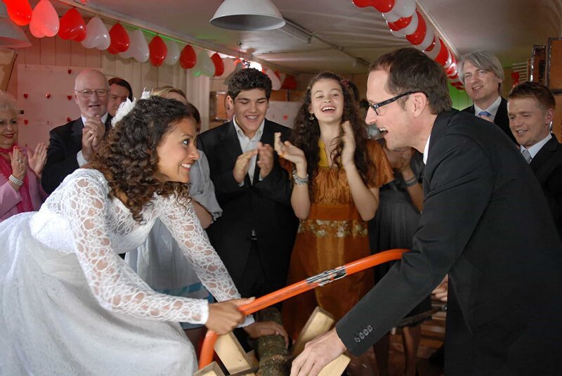 Isabell (Lucia Peraza Rios) und Alexander (Markus Knüfken) haben Spaß auf ihrer Hochzeit im Hauptquartier. – Bild: NDR/​Romano Ruhnau