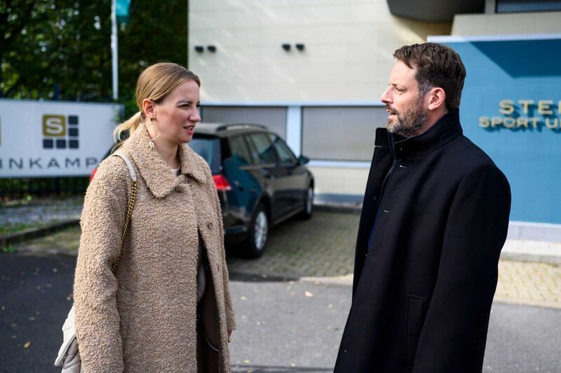 Isabelle (Ania Niedieck) ist zuversichtlich, dass Kilian das Angebot annehmen wird. Rechts Justus (Matthias Brüggenolte) – Bild: RTL /​ Julia Feldhagen